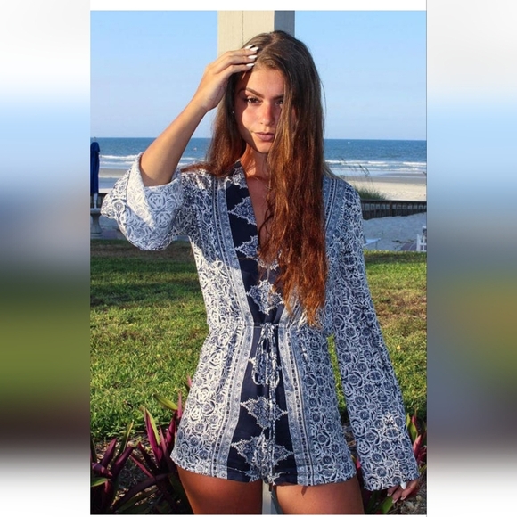 LULU'S Many Moons Ivory and Navy Blue/White Floral Print Short Romper. XS NWT - Picture 8 of 16